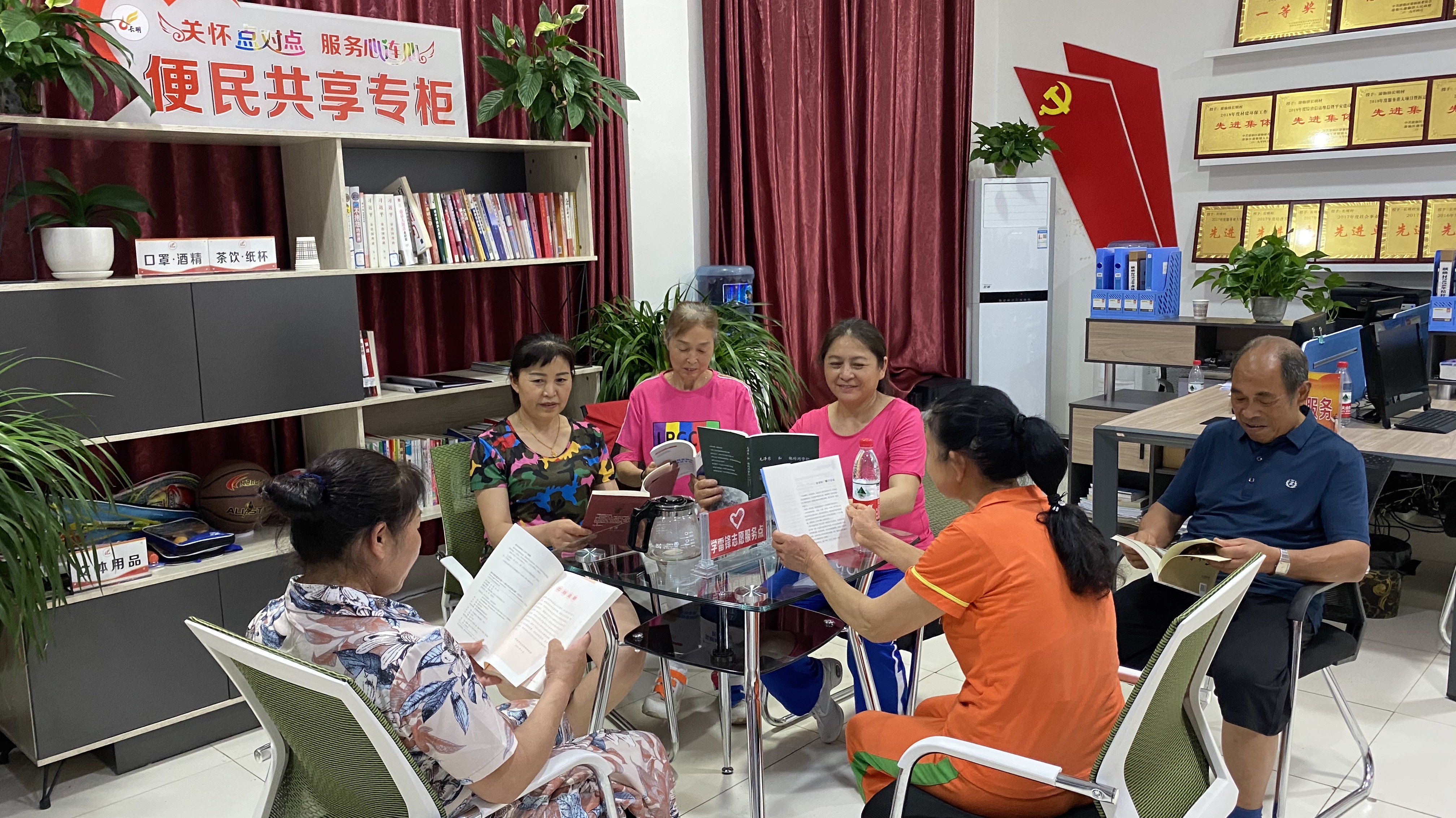闲暇时长明村村民在便民服务大厅享受阅读的快乐.jpg